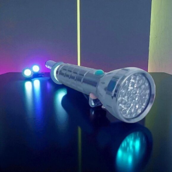 Retro Chrome Metal LED 3 Color Flashlight - Picture 4 of 9